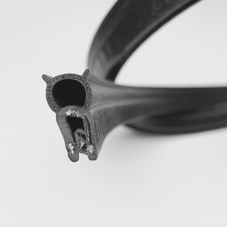 bord de tôle avec tube souple sur le dessus
